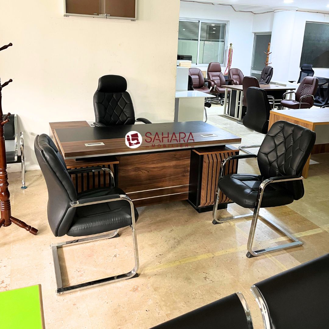 pack bureau composé d'un bureau de direction avec retour et caisson mobile avec un ensemble de fauteuils en simili cuir noir